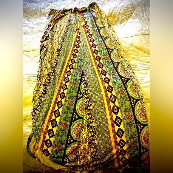 ARDENE Ankle—Grazing Jersey-Cotton Print Skirt with Flattering Front Slit! - Picture 5 of 6